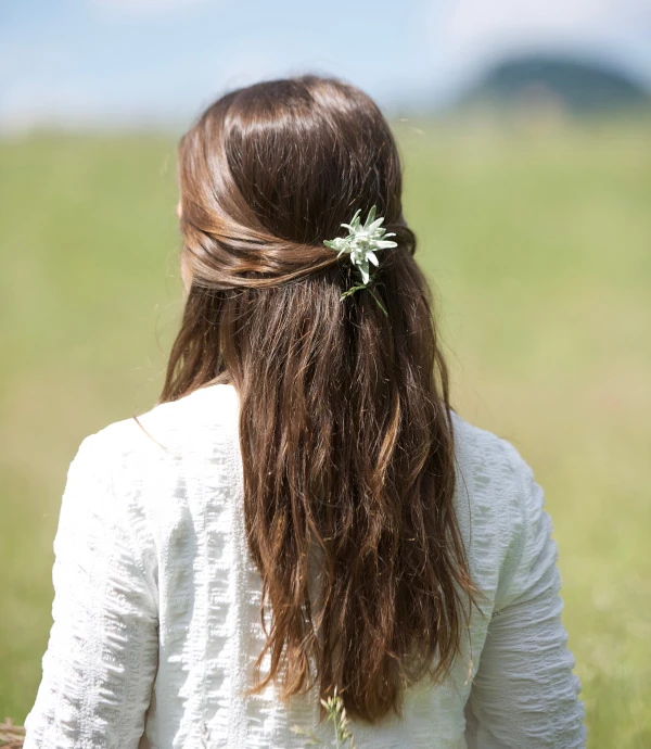 Frau mit Edelweiss im Haar