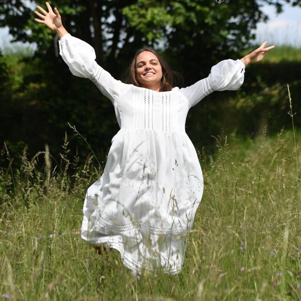 Frau tanzend in einer Wiese
